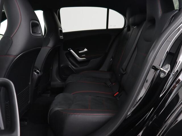 Mercedes-Benz A-KLASSE 180 AMG Night Upgrade | Camera | Widescreen | Stoelverwarming | Full LED | Park Assist | Navigatie | Alcantara