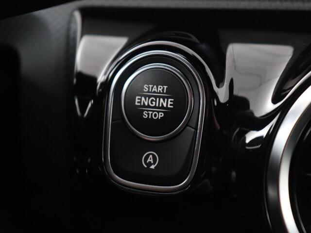 Mercedes-Benz A-KLASSE 180 AMG Night Upgrade | Camera | Widescreen | Stoelverwarming | Full LED | Park Assist | Navigatie | Alcantara