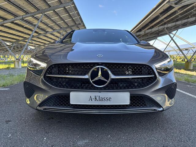 Mercedes-Benz A-KLASSE 250e Star Edition Luxury Line | Panoramadak | Trekhaak | Multibeam LED | Sfeerverlichting | Parkeercamera | Stoelverwarming |