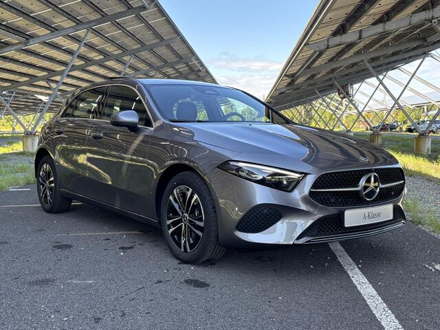 Mercedes-Benz A-KLASSE 250e Star Edition Luxury Line | Panoramadak | Trekhaak | Multibeam LED | Sfeerverlichting | Parkeercamera | Stoelverwarming |