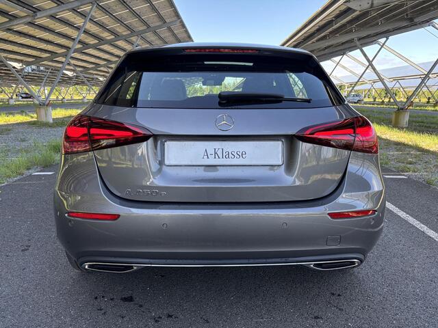 Mercedes-Benz A-KLASSE 250e Star Edition Luxury Line | Panoramadak | Trekhaak | Multibeam LED | Sfeerverlichting | Parkeercamera | Stoelverwarming |