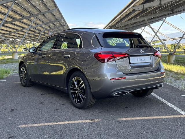 Mercedes-Benz A-KLASSE 250e Star Edition Luxury Line | Panoramadak | Trekhaak | Multibeam LED | Sfeerverlichting | Parkeercamera | Stoelverwarming |