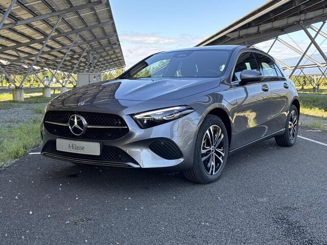 Mercedes-Benz A-KLASSE 250e Star Edition Luxury Line | Panoramadak | Trekhaak | Multibeam LED | Sfeerverlichting | Parkeercamera | Stoelverwarming |