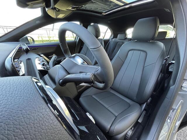 Mercedes-Benz A-KLASSE 250e Star Edition Luxury Line | Panoramadak | Trekhaak | Multibeam LED | Sfeerverlichting | Parkeercamera | Stoelverwarming |