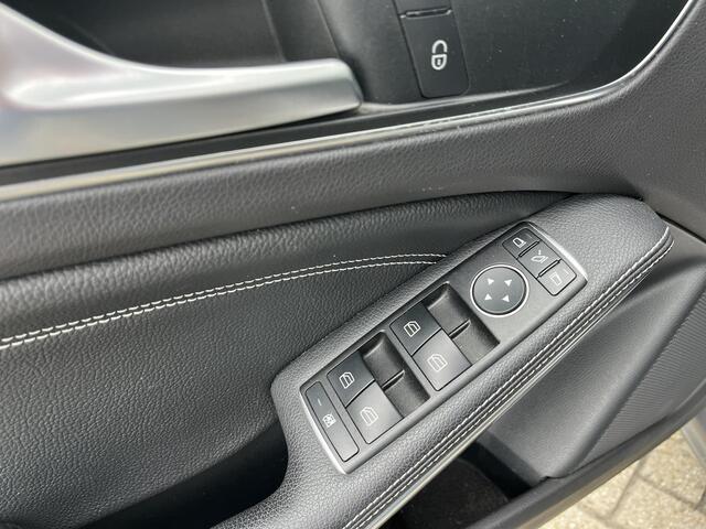 Mercedes-Benz A-KLASSE 200 Prestige Automaat | Lederen bekleding | Stoelverwarming | Parkeersensoren voor + achter + Camera | 18' LM-AMG velgen |