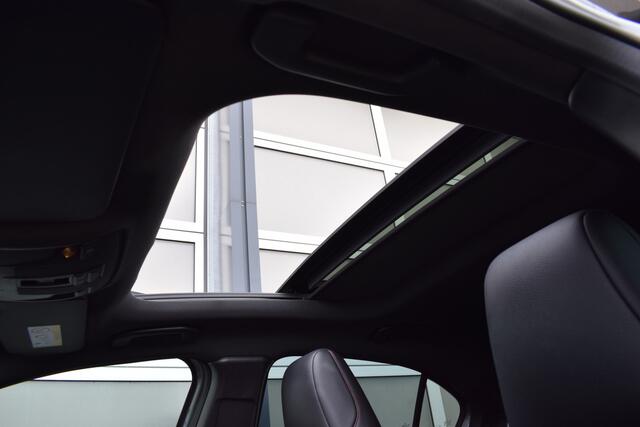Mercedes-Benz A-KLASSE 180 AMG pakket Pano | Flippers | Camera | Stoelverwarming
