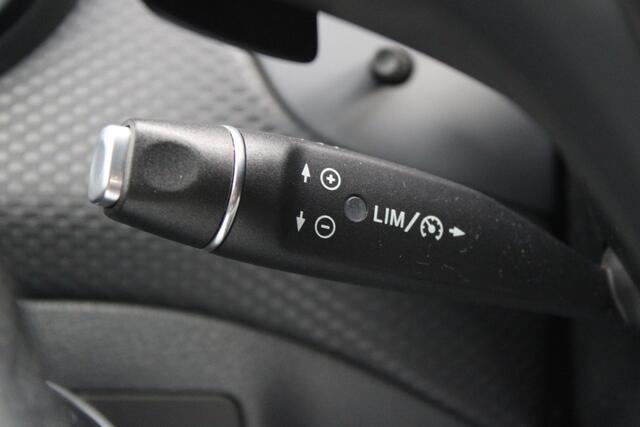 Mercedes-Benz A-KLASSE 200 Prestige - Camera - Stoelverwarming - Sportstoelen - LED - Leder - PDC - Navi - Rijklaar