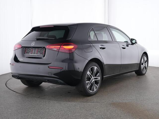 Mercedes-Benz A-KLASSE 250 e Night Plug-In Hybride Progressive Line Advanced Plus | Night Pakket | Trekhaak | Dodehoek Assist | 360°-Camera | Panorama Schuif-Kanteldak. Inclusief 24 maanden MB Certified garantie voor Europa.