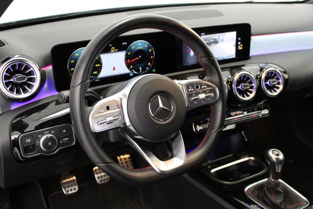 Mercedes-Benz A-KLASSE 180 Business Solution AMG | 18'LMV | SFEER | PDC-V/A | CAMERA | CARPLAY | CLIMA | NAVI | D-GLAS | KEYLESS |