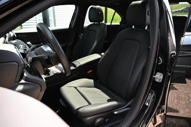 Mercedes-Benz A-KLASSE 250 e | Panoramadak | Luxury | MULTIBEAM LED Koplampen | Dodehoekassistent | Apple CarPlay | Android Auto | Sierdelen Lindehout Zwart | Privacy Glas Achter |
