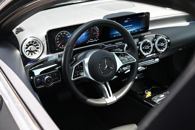 Mercedes-Benz A-KLASSE 250 e | Panoramadak | Luxury | MULTIBEAM LED Koplampen | Dodehoekassistent | Apple CarPlay | Android Auto | Sierdelen Lindehout Zwart | Privacy Glas Achter |