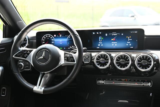 Mercedes-Benz A-KLASSE 250 e | Panoramadak | Luxury | MULTIBEAM LED Koplampen | Dodehoekassistent | Apple CarPlay | Android Auto | Sierdelen Lindehout Zwart | Privacy Glas Achter |