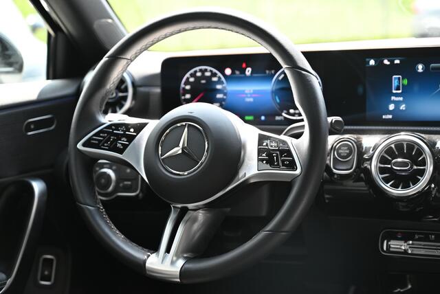Mercedes-Benz A-KLASSE 250 e | Panoramadak | Luxury | MULTIBEAM LED Koplampen | Dodehoekassistent | Apple CarPlay | Android Auto | Sierdelen Lindehout Zwart | Privacy Glas Achter |