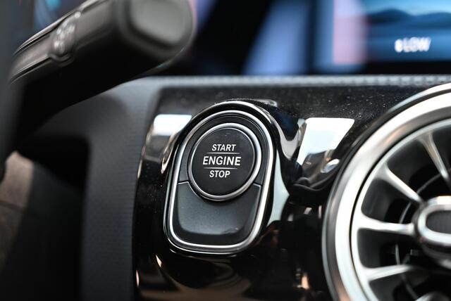 Mercedes-Benz A-KLASSE 250 e | Panoramadak | Luxury | MULTIBEAM LED Koplampen | Dodehoekassistent | Apple CarPlay | Android Auto | Sierdelen Lindehout Zwart | Privacy Glas Achter |