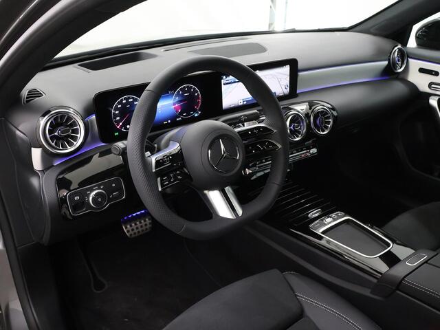 Mercedes-Benz A-KLASSE 180 Business Solution AMG | Panoramaschuifdak | AMG Line Plus | Night | Head-up display | Dodehoekassisten