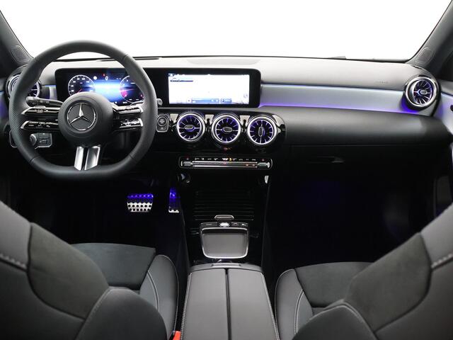 Mercedes-Benz A-KLASSE 180 Business Solution AMG | Panoramaschuifdak | AMG Line Plus | Night | Head-up display | Dodehoekassisten