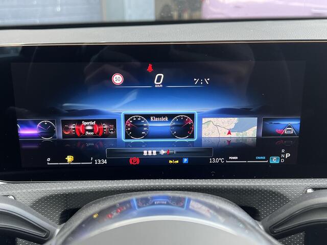 Mercedes-Benz A-KLASSE 180 Star Edition Luxury Line | Panoramadak | Apple CarPlay | Android Auto | Sfeerverlichting | Stoelverwarming | Achteruitrijcamera | Parkeersensoren | Elektrisch Inklapbare Buitenspiegels