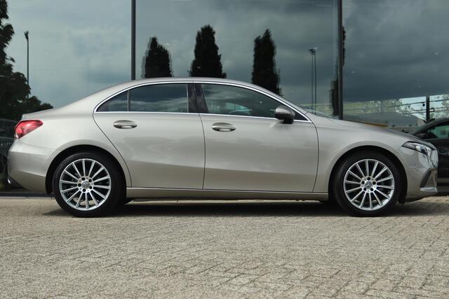Mercedes-Benz A-KLASSE 180 PREMIUM PLUS | LED | NAVI | TREKHAAK | PDC | STOELVER. | WIDESCREEN