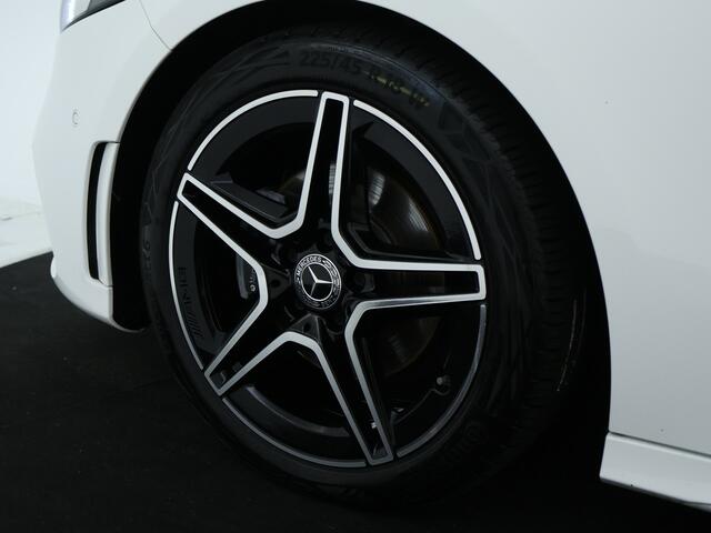 Mercedes-Benz A-KLASSE 180 Business Solution AMG AMG Line | Night Pakket | Panorama Schuif-Kanteldak | Sfeerverlichting. Inclusief 24 maanden MB Certified garantie voor Europa.
