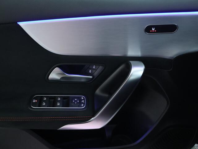 Mercedes-Benz A-KLASSE 180 Business Solution AMG AMG Line | Night Pakket | Panorama Schuif-Kanteldak | Sfeerverlichting. Inclusief 24 maanden MB Certified garantie voor Europa.