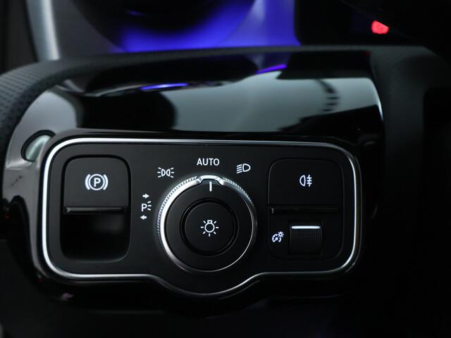 Mercedes-Benz A-KLASSE 180 Business Solution AMG AMG Line | Night Pakket | Panorama Schuif-Kanteldak | Sfeerverlichting. Inclusief 24 maanden MB Certified garantie voor Europa.