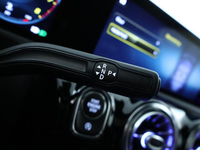 Mercedes-Benz A-KLASSE 180 Business Solution AMG AMG Line | Night Pakket | Panorama Schuif-Kanteldak | Sfeerverlichting. Inclusief 24 maanden MB Certified garantie voor Europa.