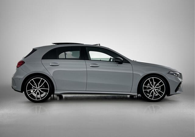Mercedes-Benz A-KLASSE 180 Business Solution AMG | AMG Line Plus pakket | Panoramaschuifdak | Augmented Reality Navigation | MBUX interieurassistent | 360° camera | Voorstoelen met memory | Head-up display |