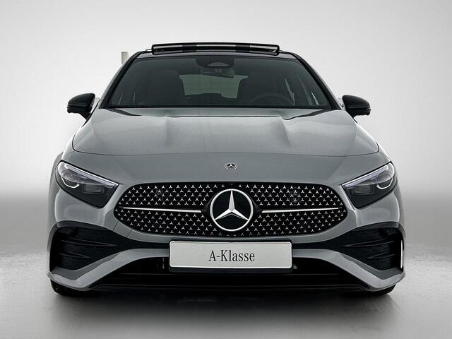Mercedes-Benz A-KLASSE 180 Business Solution AMG | AMG Line Plus pakket | Panoramaschuifdak | Augmented Reality Navigation | MBUX interieurassistent | 360° camera | Voorstoelen met memory | Head-up display |