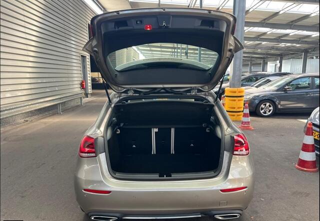 Mercedes-Benz A-KLASSE 180 Business Solution Luxury 17"/Panoramadak/Elektrische stoelen + memory/Keyless/Trekhaak/Stoelverwarming/Multibeam/Sfeerverlichting/Camera