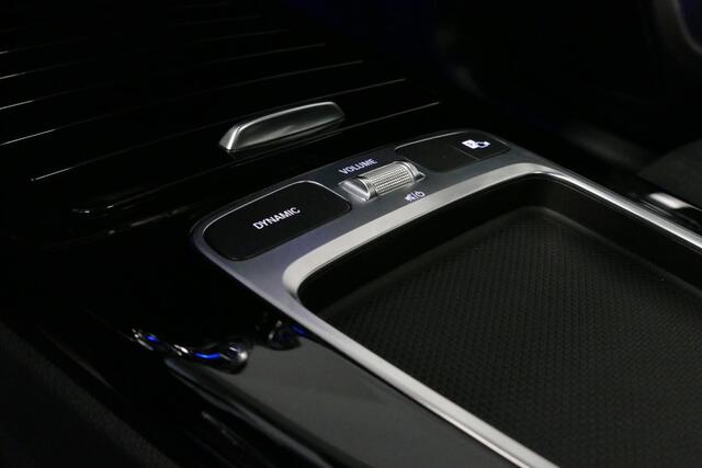 Mercedes-Benz A-KLASSE 200 AMG Line / Facelift / A45 AMG Diffuser / Panamericana Grill / Panoramadak / Elektr. verstelbare voorstoelen + memory / Ambienteverlichting / Apple Carplay - Andriod Auto / Adaptief onderstel AMG / Head-up display / Rondomzicht camera / Multibeam LED /