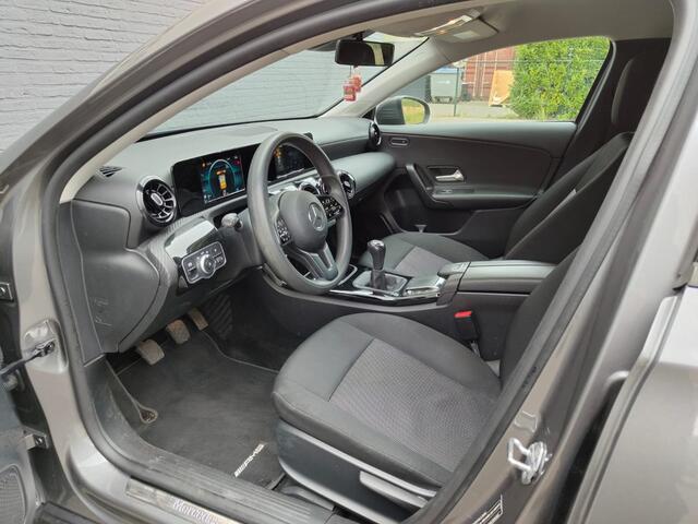 Mercedes-Benz A-KLASSE 180 Sedan Navi Ecc Camera Cruise Control Pdc Keyless Stoelverwarming Regen-Lichtsensor Led Lmv Bluetooth