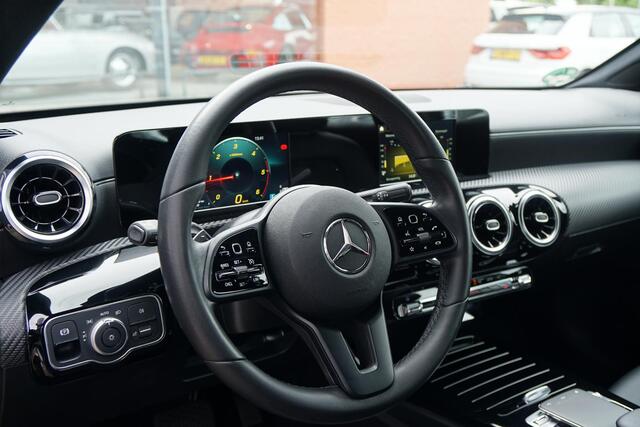 Mercedes-Benz A-KLASSE 180 d AUTOMAAT + AFNEEMBARE TREKHAAK / 19'' / LED / CAMERA