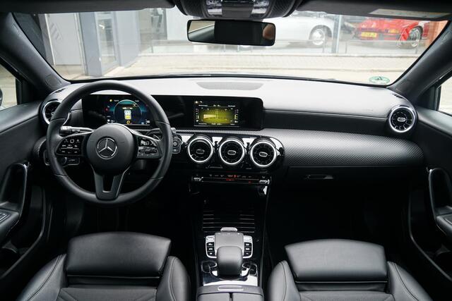 Mercedes-Benz A-KLASSE 180 d AUTOMAAT + AFNEEMBARE TREKHAAK / 19'' / LED / CAMERA