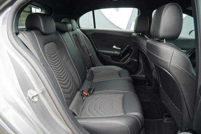 Mercedes-Benz A-KLASSE 180 d AUTOMAAT + AFNEEMBARE TREKHAAK / 19'' / LED / CAMERA
