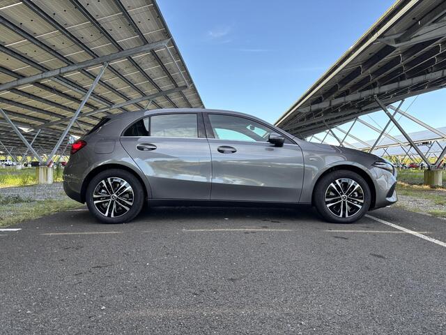 Mercedes-Benz A-KLASSE 250e Business Solution | Led Koplampen| Dodehoekassistent | Achteruitrijcamera| Apple carplay | Stoelverwarming |