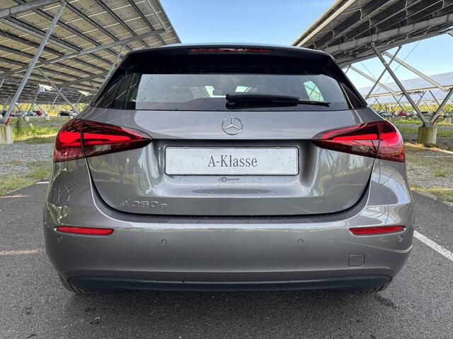 Mercedes-Benz A-KLASSE 250e Business Solution | Led Koplampen| Dodehoekassistent | Achteruitrijcamera| Apple carplay | Stoelverwarming |