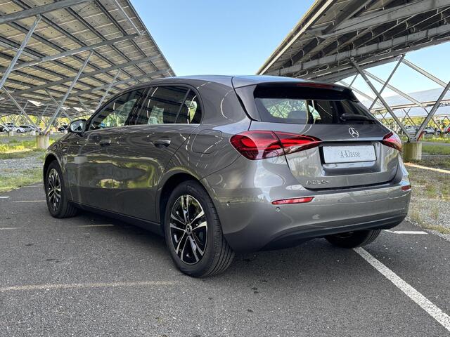 Mercedes-Benz A-KLASSE 250e Business Solution | Led Koplampen| Dodehoekassistent | Achteruitrijcamera| Apple carplay | Stoelverwarming |