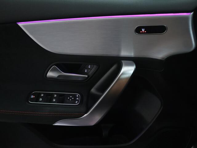 Mercedes-Benz A-KLASSE 180 AMG line Night Pakket | Sfeerverlichting | DAB | Parkeersensoren | Spiegelpakket | MBUX Navi | Inclusief 24 maanden MB Certified garantie voor Europa.
