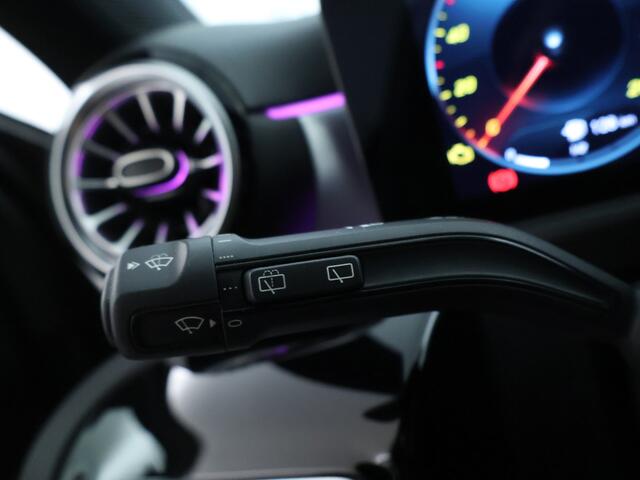 Mercedes-Benz A-KLASSE 180 AMG line Night Pakket | Sfeerverlichting | DAB | Parkeersensoren | Spiegelpakket | MBUX Navi | Inclusief 24 maanden MB Certified garantie voor Europa.