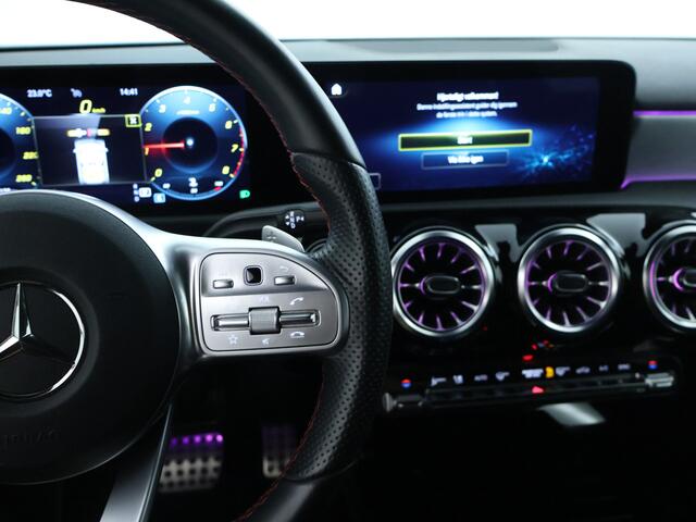 Mercedes-Benz A-KLASSE 180 AMG line Night Pakket | Sfeerverlichting | DAB | Parkeersensoren | Spiegelpakket | MBUX Navi | Inclusief 24 maanden MB Certified garantie voor Europa.