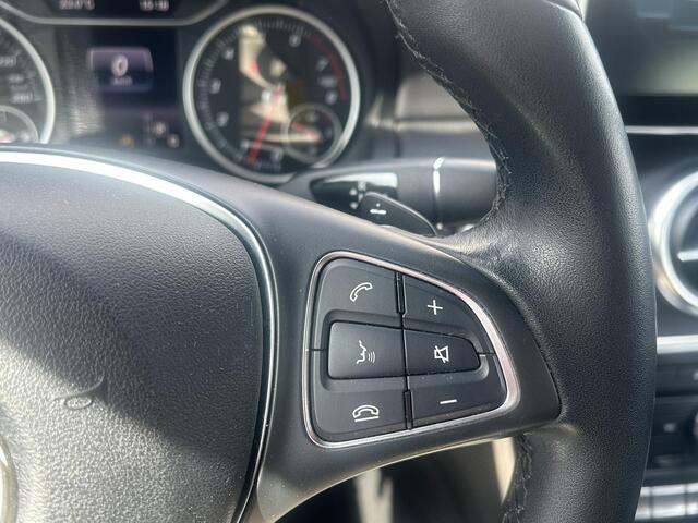 Mercedes-Benz A-KLASSE 180 BlueEfficiency Style Automaat / Trekhaak (Trekgewicht 1.200kg) / Airco / Cruise Control / Navigatie full map / Kunstlederen Bekleding / Sportstoelen