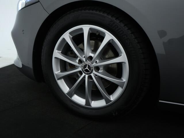 Mercedes-Benz A-KLASSE 160 Business Solution Luxury | Achteruitrijcamera | Sfeerverlichting | Stoelverwarming | Leder | Apple Carplay | Inclusief 24 maanden MB Certified garantie voor Europa.