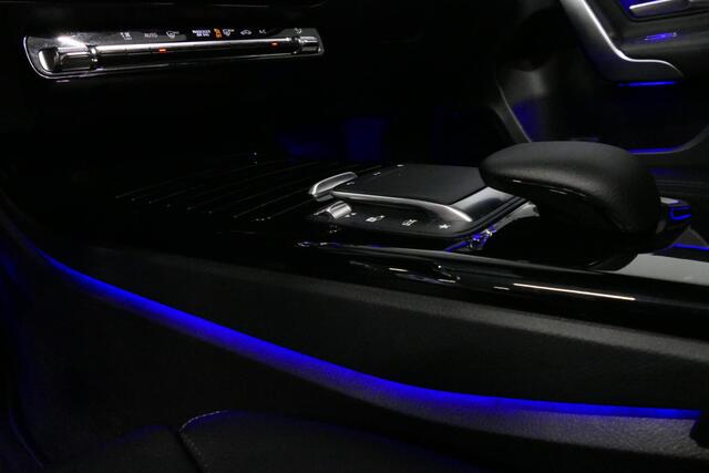 Mercedes-Benz A-KLASSE 200 AMG Line / A45 AMG Diffuser / Panamericana Grille / Panoramadak / A45 Dakspoiler / Elektr. verstelbare voorstoelen + memory / Multibeam LED Koplampen / Apple Carplay - Android Auto / Stoelverwarming / Ambienteverlichting / 19'' LMV / Night pakket / Do