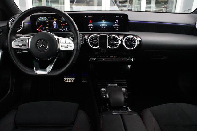 Mercedes-Benz A-KLASSE 180 136PK AUTOMAAT AMG LINE | STERRENHEMEL! | PANORAMISCH SCHUIF/KANTEL DAK | SFEER VERLICHTING | NAVIGATIE | ACHTERUITRIJ CAMERA | PARKEERSENSOREN VOOR EN ACHTER | HIGH PERFORMANCE LED KOPLAMPEN | STOEL VERWARMING | KEYLESS - GO | SPIEGEL PAKKET | NIGHT