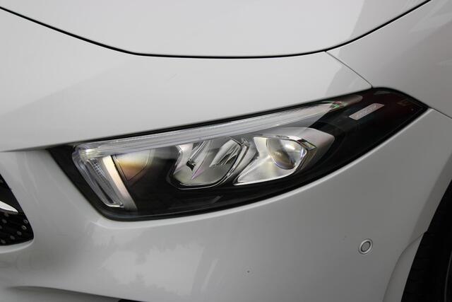 Mercedes-Benz A-KLASSE 180 136PK AUTOMAAT AMG LINE | STERRENHEMEL! | PANORAMISCH SCHUIF/KANTEL DAK | SFEER VERLICHTING | NAVIGATIE | ACHTERUITRIJ CAMERA | PARKEERSENSOREN VOOR EN ACHTER | HIGH PERFORMANCE LED KOPLAMPEN | STOEL VERWARMING | KEYLESS - GO | SPIEGEL PAKKET | NIGHT