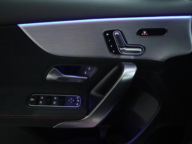 Mercedes-Benz A-KLASSE 160 Business Solution AMG Panoramadak | 5 spaaks lichtmetalen velgen | Navigatie | Parking support met camera achter | elect bed. voorstoelen met memory | Inclusief 48 maanden Mercedes-Benz Certified garantie voor Europa.