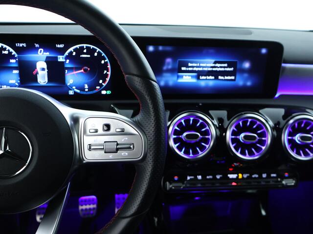 Mercedes-Benz A-KLASSE 160 Business Solution AMG Panoramadak | 5 spaaks lichtmetalen velgen | Navigatie | Parking support met camera achter | elect bed. voorstoelen met memory | Inclusief 48 maanden Mercedes-Benz Certified garantie voor Europa.