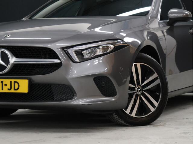 Mercedes-Benz A-KLASSE 250 e Business Solution Luxury Limited [SFEERVERLICHTING, TREKHAAK, CAMERA, PDC 360, CRUISE CONTROL, STOELVERWARMING, FLIPPERS, BLUETOOTH TELEFOON, AUTO AIRCO, NAVIGATIE, NIEUWSTAAT]
