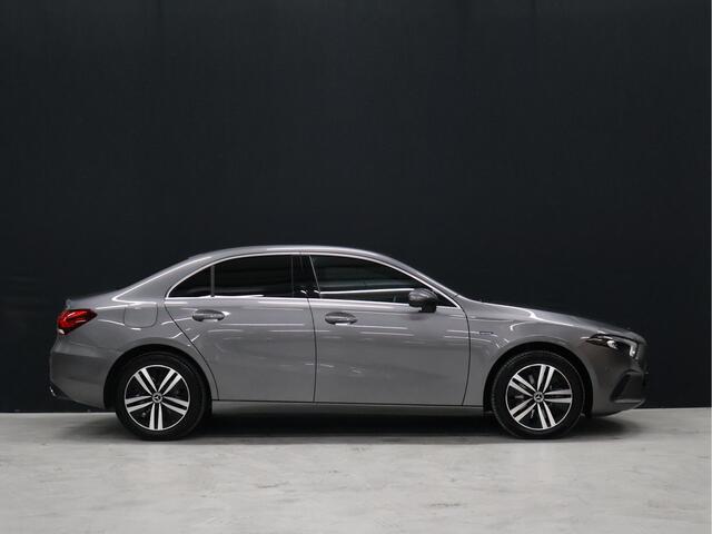 Mercedes-Benz A-KLASSE 250 e Business Solution Luxury Limited [SFEERVERLICHTING, TREKHAAK, CAMERA, PDC 360, CRUISE CONTROL, STOELVERWARMING, FLIPPERS, BLUETOOTH TELEFOON, AUTO AIRCO, NAVIGATIE, NIEUWSTAAT]