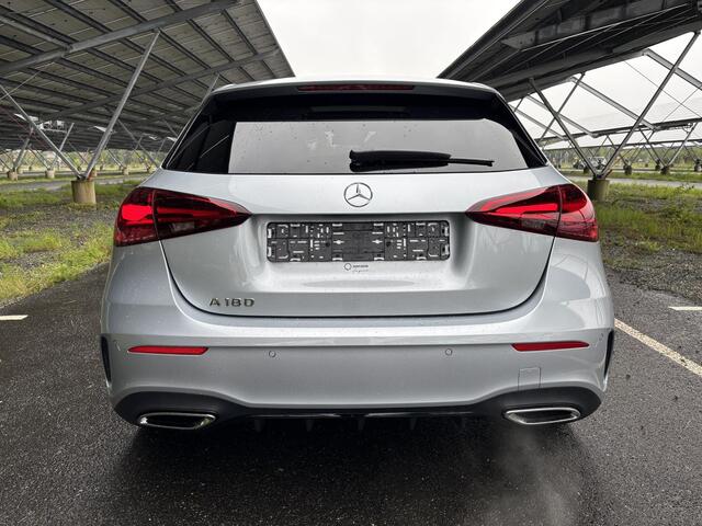 Mercedes-Benz A-KLASSE 180 Business Solution AMG | Night | Panoramaschuifdak | Achteruitrijcamera | Sfeerverlichting | MULTIBEAM LED | 19 inch AMG-velgen |